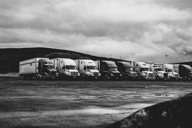 foto di camion in bianco e nero